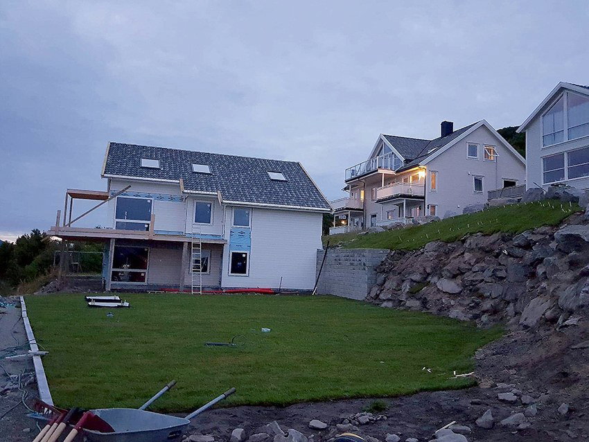 Villaplen med nylagt ferdigplen